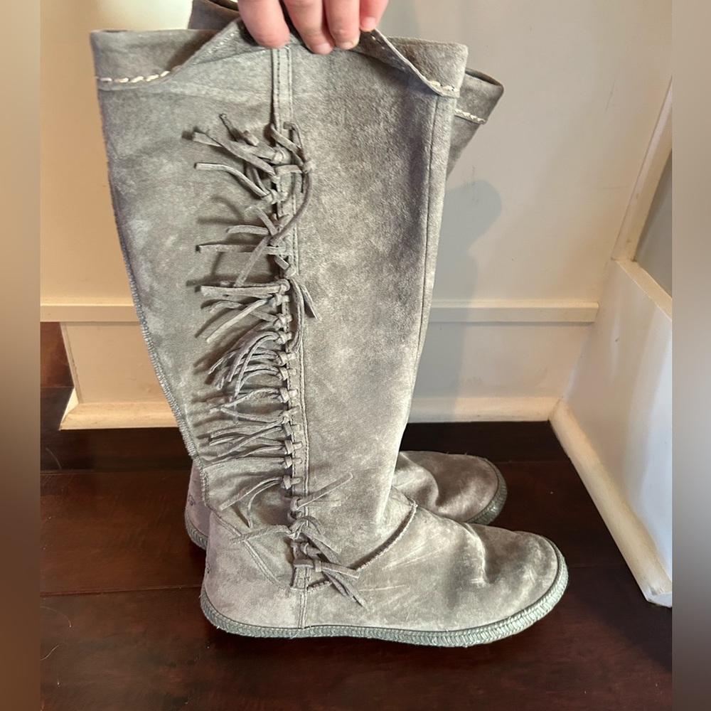 brand: UGG boots! color: light gray. condition: excellent!!